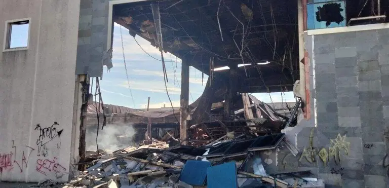 Fachada derrumbada de la conservera Crespo, en Santoña. R.A.