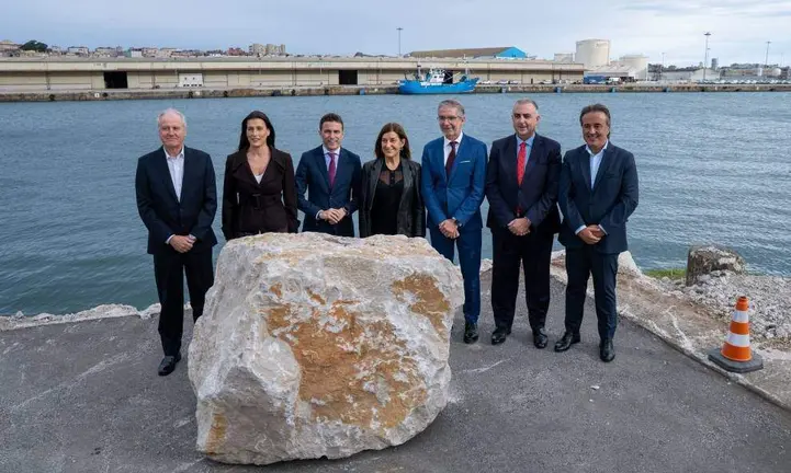 Las autoridades políticas en la colocación de la primera piedra del nuevo muelle.