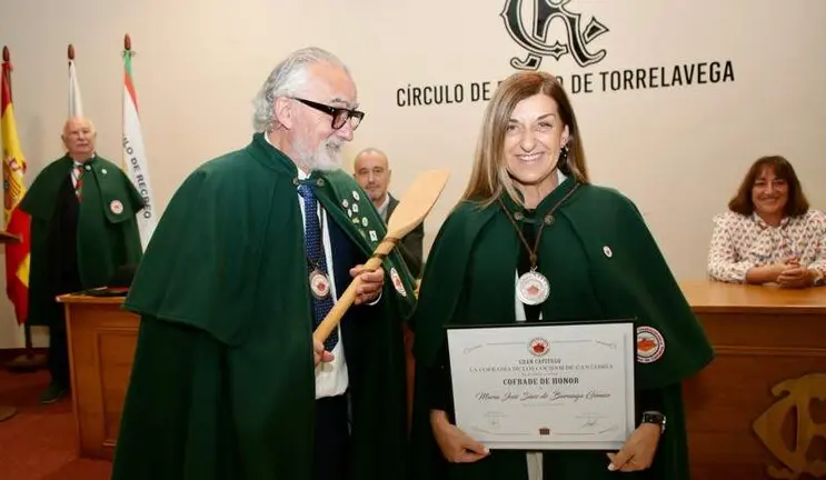 Un momento del nombramiento como cofrade de Honor de la Cofradía de los Cocidos.