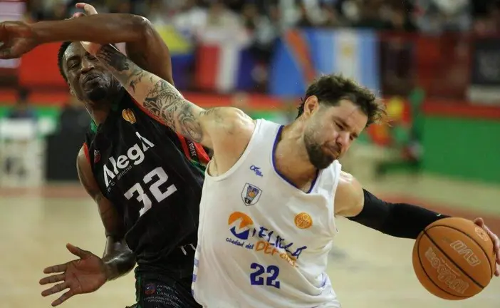 Un momento del partido de baloncesto.