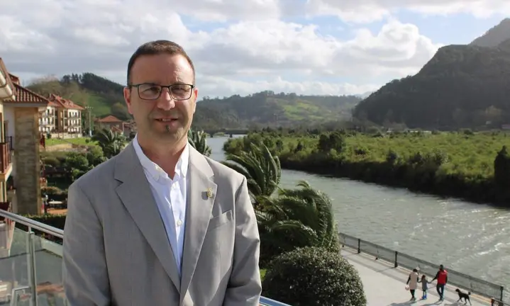 El portavoz del PSOE, César Canales, en Limpias.