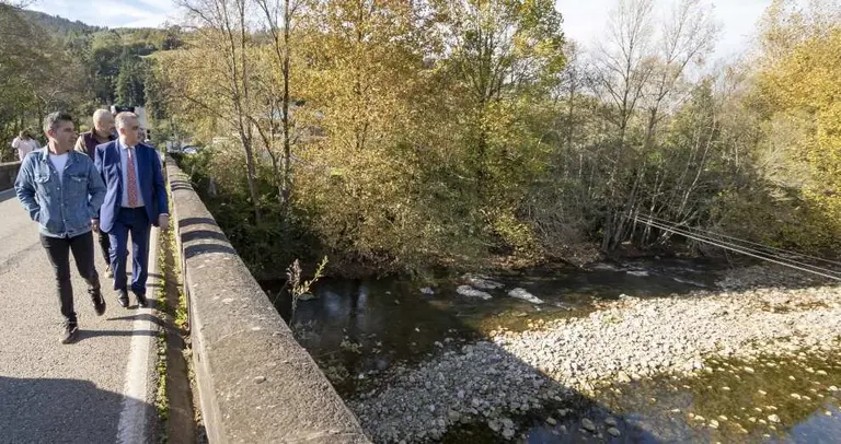 El consejero y los alcaldes comprobaron el estado del río Pas.