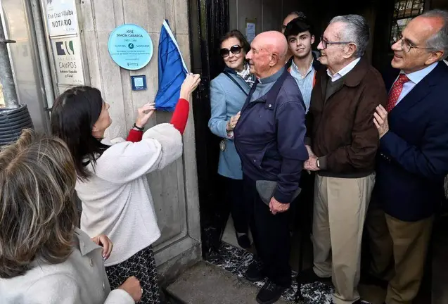 Homenaje a Simón Cabarga con el descubrimiento de la placa.