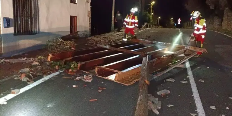Un momento del desprendimiento y el estado de la carretera en Ruesga.