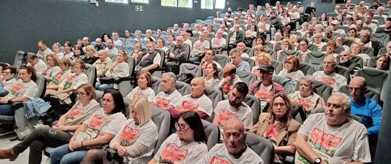 Asistentes a la asamblea de la Plataforma contra el PSIR de Laredo. R.A.