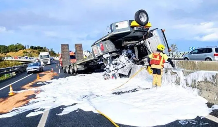 Un momento del accidente del camión.