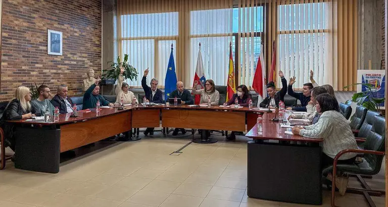 Concejales en la sesión plenaria de Polanco.