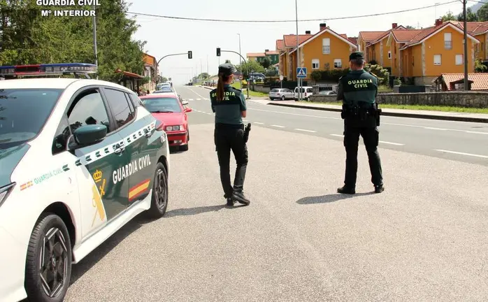 Patrulla de la Guardia Civil en Medio Cudeyo.