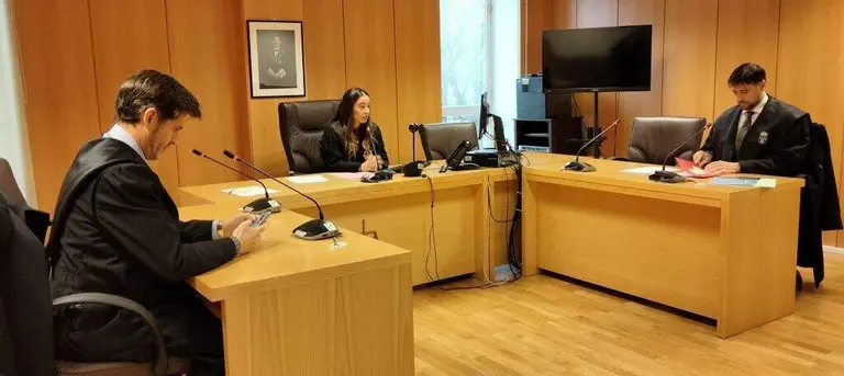 Los letrados y la magistrada en el acto de conciliación. R.A.