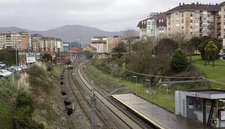 Vías del tren de la línea Santander-Bilbao.