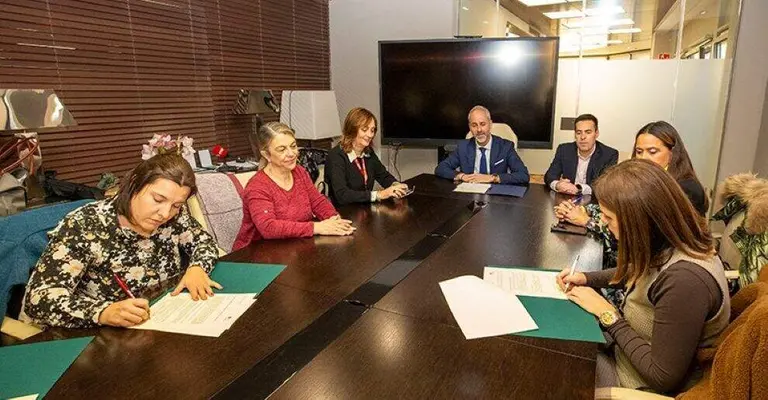 Acto de firma del convenio.