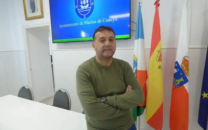 El alcalde de Marina de Cudeyo, Pedro Pérez (PSOE), en el salón de Plenos. R.A.