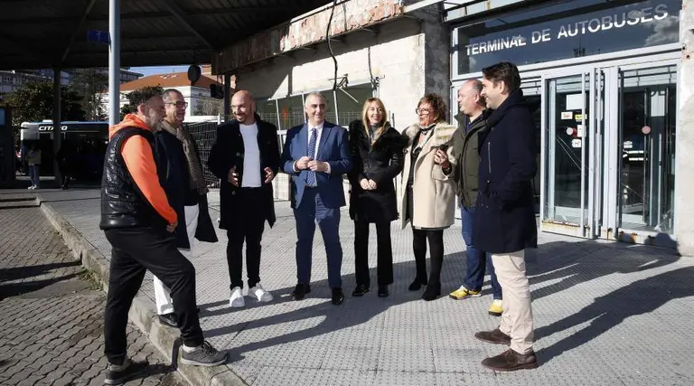 Las autoridades políticas en la terminal de autobuses de Laredo.