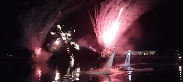 Espectáculo de flyboard en el puerto pesquero. R.A.