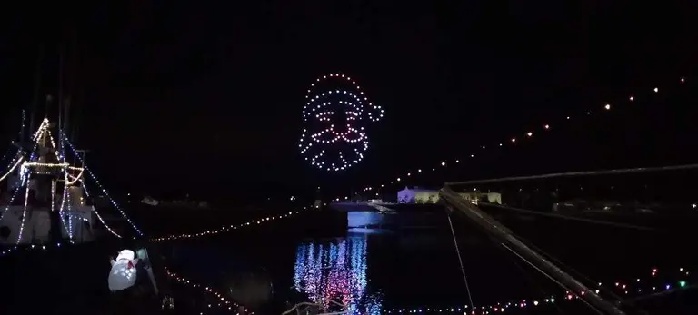 Espectáculo de drones en el puerto de Santoña el año pasado. R.A.