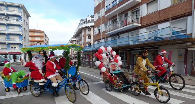 Ciclistas en la Biciclaus en Colindres. R.A.