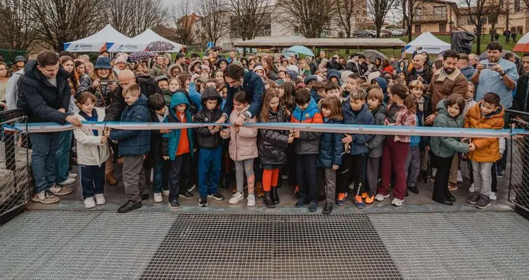 Un momento de la inauguraci&oacute;n del cargadero por los asistentes.