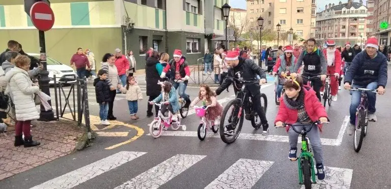 Participantes en la Biciclaus de Colindres. R.A.