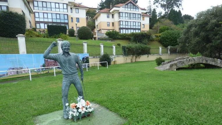 Escultura al jugador de golf, Seve Ballesteros, en Marina de Cudeyo. R.A.