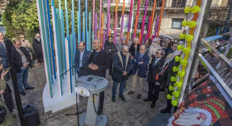 Acto de inauguraci&oacute;n de la escultura en la Plaza Peque&ntilde;eces.