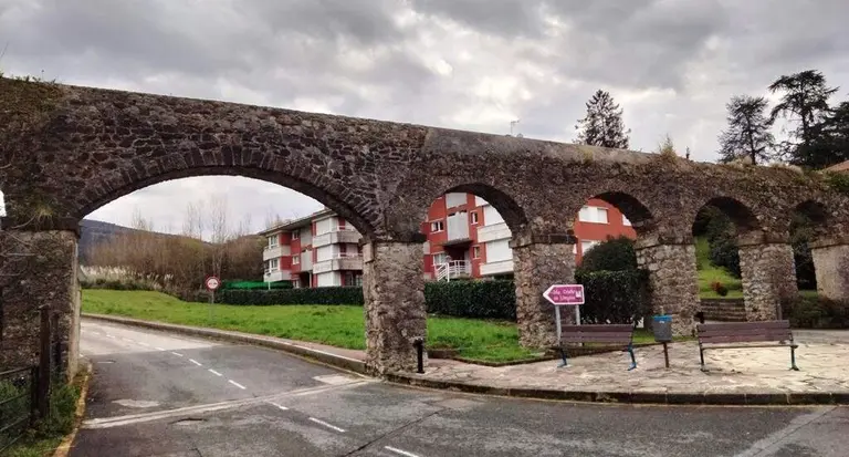 Acueducto de San Roque en Limpias. R.A.
