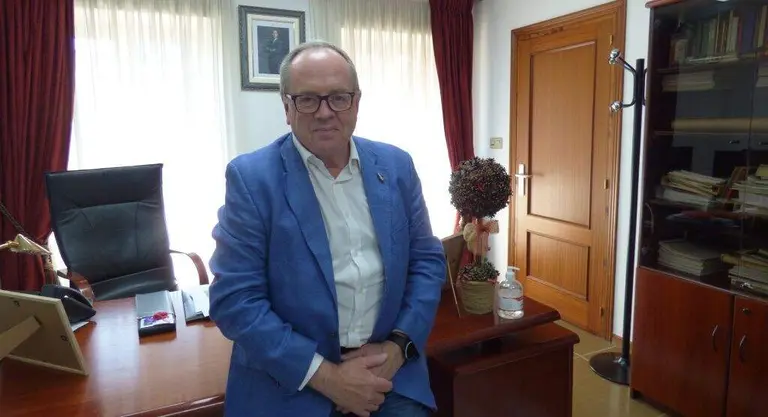 El alcalde de Campoo de Yuso, Eduardo Ortiz (PRC), en su despacho. R.A.