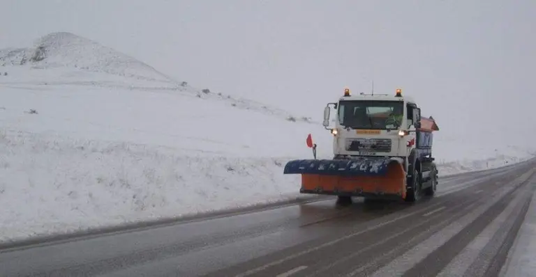 Quitanieves en la carretera.