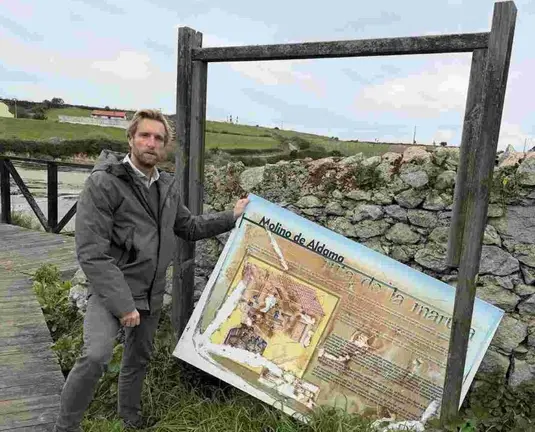 El portavoz del PRC, Felipe Pi&ntilde;a, en el entorno del molino.