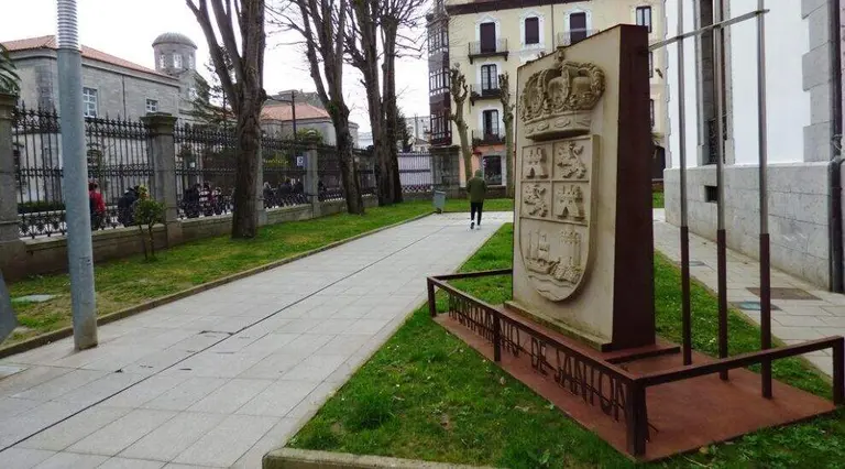 Entrada principal al Ayuntamiento de Santo&ntilde;a. R.A.