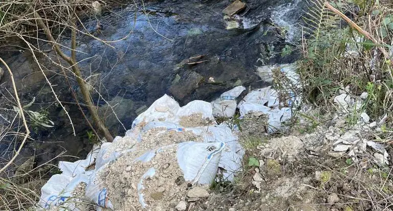 Escombros en el r&iacute;o Tabernilla.