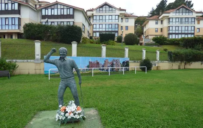 Escultura de Seve Ballesteros en Pedre&ntilde;a que ha desaparecido.
