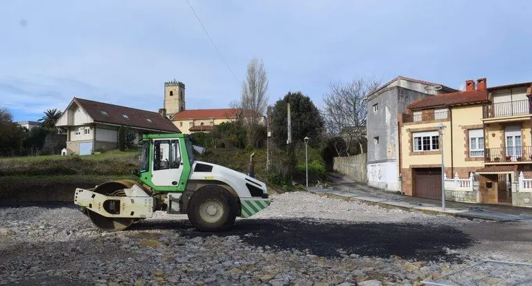 Obras del nuevo aparcamiento en Liencres.