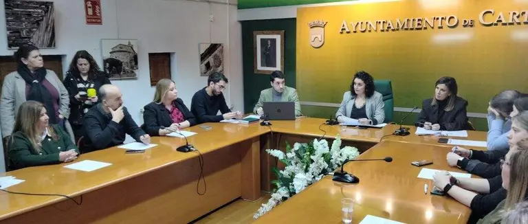 Concejales en el Pleno de Cartes. R.A.