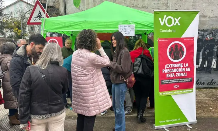 Recogida de firmas promovida por Vox en Cartes.