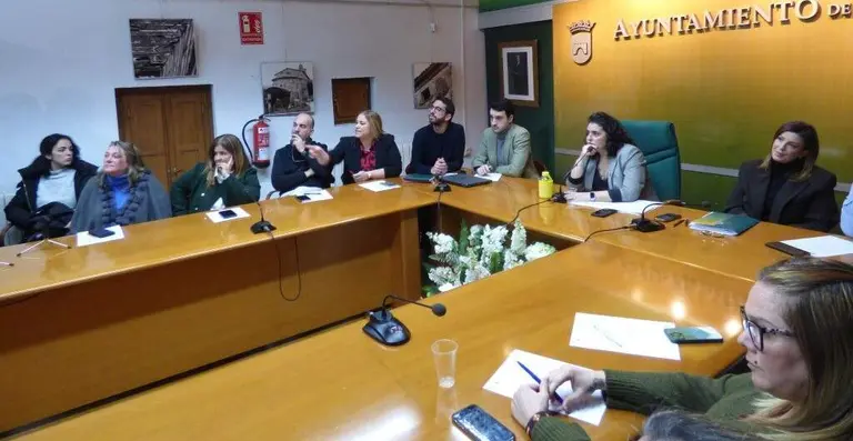 La alcaldesa de Cartes, Lorena Cueto (PP), en el Pleno. R.A.