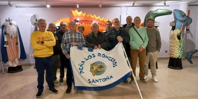 Integrantes de la charanga Los Ronceros, de Santo&ntilde;a.