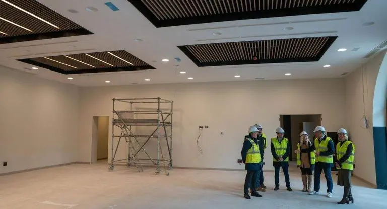 las autoridades pol&iacute;ticas visitan el interior de las instalaciones.