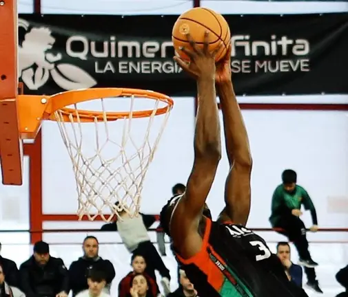Una jugada en el partido de banloncesto en el pabell&oacute;n Vicente Trueba.