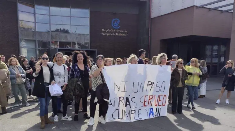 Concentraci&oacute;n de protesta de Serveo en Valdecilla.