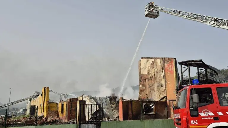 Extinci&oacute;n de incendio por los bomberos.