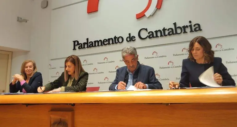 Un momento de la firma del acuerdo para que Cantabria tenga presupuesto en 2026.