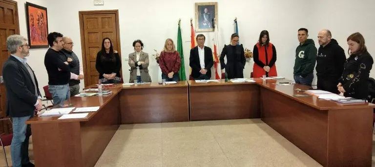 Minuto de silencio en el Pleno de Santa Mar&iacute;a de Cay&oacute;n. R.A.