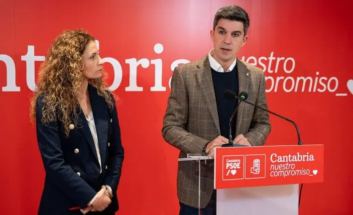 Daniel Fern&aacute;ndez y Aihona Qui&ntilde;on&eacute;s en rueda de prensa.