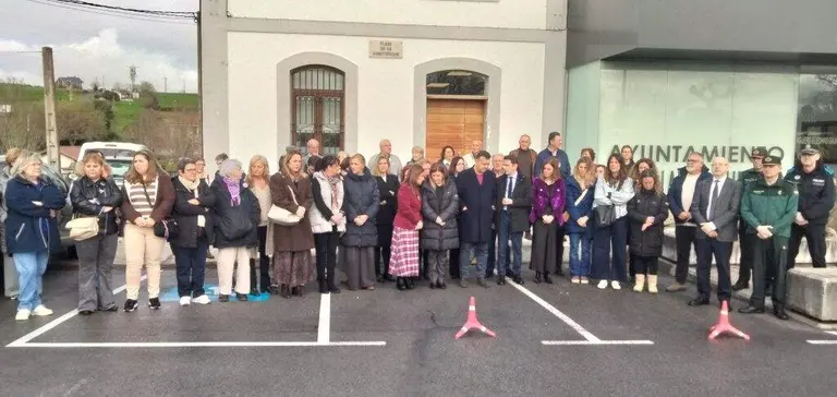 Minuto de silencio en Marina de Cudeyo. R.A.