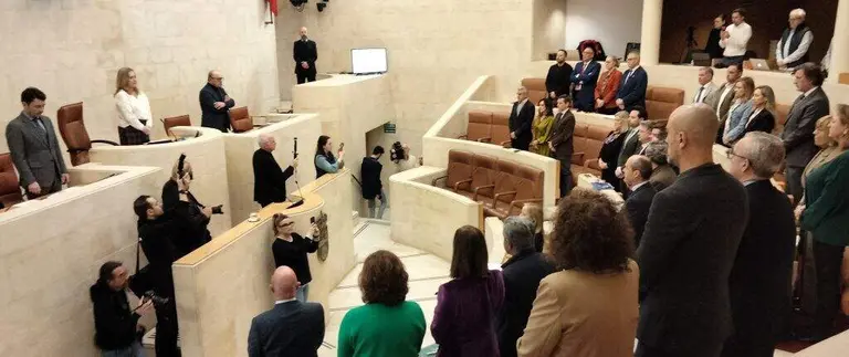 Minuto de silencio en el Parlamento.