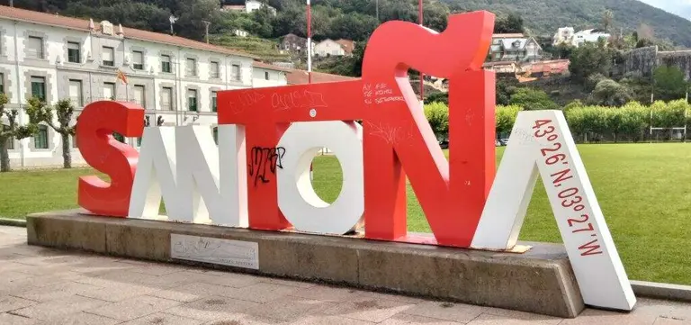 Letras de Santo&ntilde;a en el Pasaje. R.A.