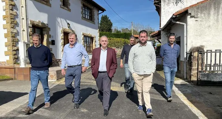 Las autoridades pol&iacute;ticas visitan las obras en Vald&aacute;liga.