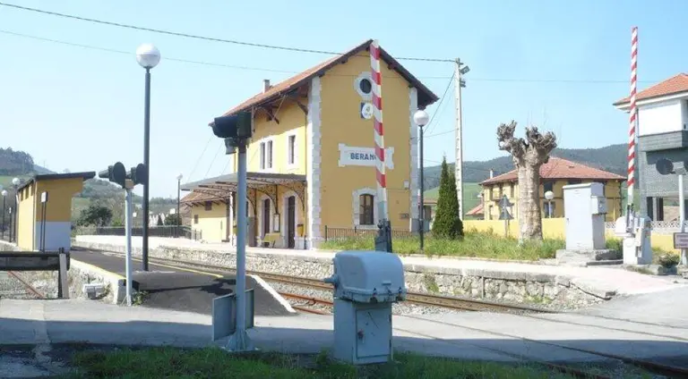 Paso a nivel de Hazas de Cesto.