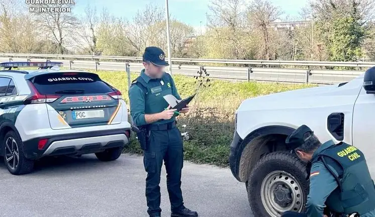 Agentes de la Guardia Civil inspecciona los veh&iacute;culos.