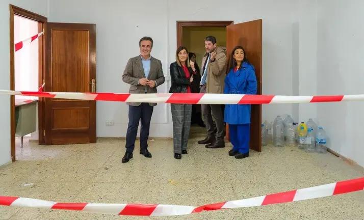 Las autoridades pol&iacute;ticas visitan las instalaciones de Parayas.